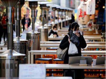 Người dân đeo khẩu trang phòng lây nhiễm Covid-19 tại Tokyo, Nhật Bản. (Ảnh: Reuters)