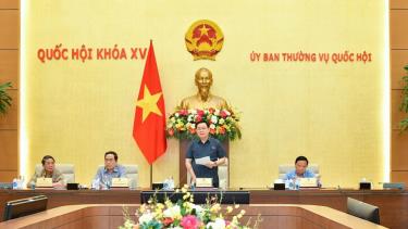 Chủ tịch Quốc hội Vương Đình Huệ cùng các Phó Chủ tịch Quốc hội dự và chủ trì cuộc họp.