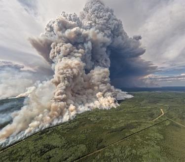 Khói bốc lên từ đám cháy rừng tại British Columbia, Canada, ngày 3/6/2023. (Ảnh: Reuters)