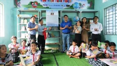 Cơ quan thường trú TTXVN tại Quảng Ngãi trao tặng “Tủ sách Đinh Hữu Dư” cho điểm trường Làng Măng thuộc Trường tiểu học Ba Dinh, huyện Ba Tơ, tỉnh Quảng Ngãi. Ảnh tư liệu, minh họa: Đinh Hương/TTXVN