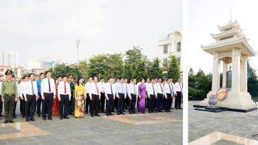 Các đồng chí lãnh đạo tỉnh đặt vòng hoa, dâng hương tại Đài Tưởng niệm các Anh hùng liệt sĩ tỉnh.