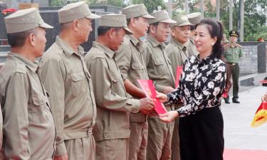 Đồng chí Lê Thị Thu Hồng trao Quyết định của Chủ tịch UBND tỉnh về việc thành lập các tổ bảo vệ ANTT trên địa bàn TP Bắc Giang.