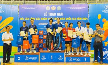 Đôi nữ U15 Bắc Giang (bục số 1) giành HCV tại Giải Cầu lông các nhóm tuổi thiếu niên quốc gia 2024