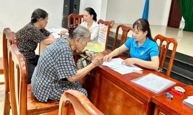 Cán bộ BHXH tỉnh chi trả lương hưu và trợ cấp BHXH cho các đối tượng trên địa bàn phường Dĩnh Kế (TP Bắc Giang).
