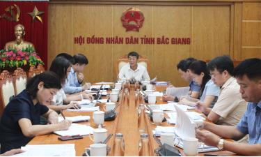 Đồng chí Nguyễn Thế Toản chủ trì hội nghị thẩm tra.