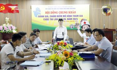 Hội đồng chung khảo đánh giá, chấm điểm mô hình than gia cuộc thi.