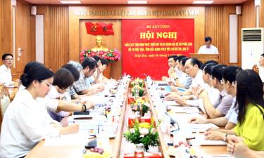 Quang cảnh buổi làm việc tại trụ sở UBND huyện.