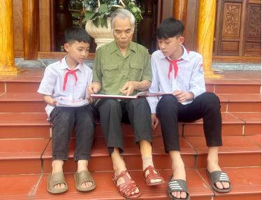 Thương binh Trần Thế Tân được lắp chân giả vui vầy bên các cháu.