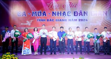 Đồng chí Mai Sơn và lãnh đạo Sở VHTTDL tặng hoa các đội tham gia hội thi.