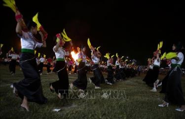 Màn đại xòe trong Ngày hội VH, TT các dân tộc huyện Than Uyên lần thứ XII. Ảnh tư liệu: Quý Trung/TTXVN