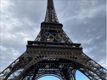 Tháp Eiffel được treo biểu tượng Olympic Paris 2024. Ảnh: Nguyễn Thu Hà/TTXVN