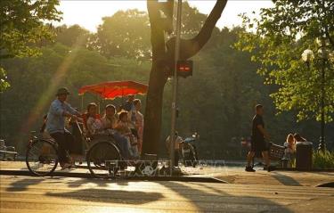 Du khách trải nghiệm du lịch quanh hồ Hoàn Kiếm bằng xích lô. Ảnh: Khánh Hòa/TTXVN