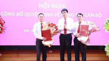 Ông Nguyễn Minh Phương - Thành viên Hội đồng Thành viên Agribank Việt Nam trao Quyết định bổ nhiệm Giám đốc, Phó Giám đốc Agribank Bắc Giang.