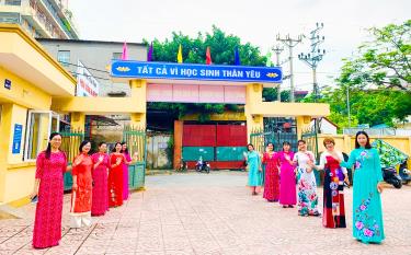 Các cô giáo Trường Tiểu học Trần Phú (TP. Bắc Giang) hân hoan chào đón học sinh tựu trường