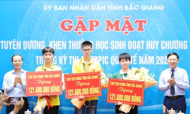 Các đồng chí: Lê Ánh Dương, Mai Sơn trao Bằng khen cho Nhà giáo Ưu tú Nguyễn Văn Đóa và thầy giáo Vương Trường Sơn.