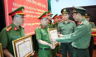 Đại tá Nguyễn Quốc Toản trao Bằng khen của Chủ tịch UBND tỉnh cho các cá nhân có thành tích xuất sắc.