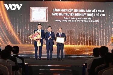 Ông Lê Quốc Minh, Ủy viên Ban chấp hành Trung ương Đảng, Tổng Biên tập Báo Nhân dân, Phó Trưởng ban Tuyên giáo Trung ương, Chủ tịch Hội Nhà báo Việt Nam trao bằng khen của Hội Nhà báo Việt Nam cho lãnh đạo Đài Truyền hình Kỹ thuật số VTC. Ảnh: VOV
