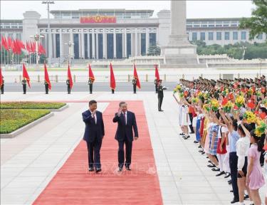 Tổng Bí thư, Chủ tịch nước Tô Lâm và Tổng Bí thư, Chủ tịch nước Trung Quốc Tập Cận Bình vẫy tay chào các cháu thiếu nhi. Ảnh: Trí Dũng/TTXVN