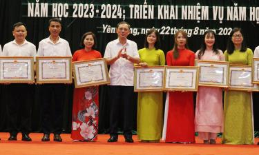 Đồng chí Vũ Văn Thùy, Phó Chủ tịch Thường trực HĐND huyện trao Bằng khen của Chủ tịch UBND tỉnh cho các thầy giáo, cô giáo hoàn thành xuất sắc nhiệm vụ năm học.