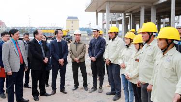 Đồng chí Trần Công Thắng, Chủ tịch Ủy ban MTTQ tỉnh cùng lãnh đạo Liên đoàn Lao động tỉnh đến thăm, động viên kỹ sư, người lao động Công ty cổ phần Xây dựng và Đầu tư phát triển kiến trúc đô thị tại công trường.