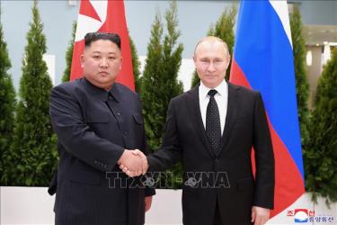 Tổng thống Nga Vladimir Putin (phải) và Nhà lãnh đạo Triều Tiên Kim Jong-un (trái) tại cuộc gặp ở Vladivostok, Nga, ngày 25/4/2019. Ảnh: AFP/TTXVN