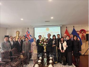 Đại diện Đại sứ quán Lào tại Australia chúc mừng các cán bộ, nhân viên Đại sứ quán Việt Nam tại Australia nhân ngày Quốc khánh Việt Nam. Ảnh: TTXVN phát
