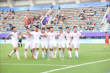Chỉ có một nhóm nhỏ cổ động viên cổ vũ các cầu thủ Olympic Việt Nam. Ảnh: Hoàng Linh/TTXVN