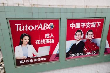 Áp phích ở Thượng Hải quảng cáo các lớp học tiếng Anh. Môn học là môn bắt buộc trong kỳ thi tốt nghiệp. Ảnh: Shutterstock