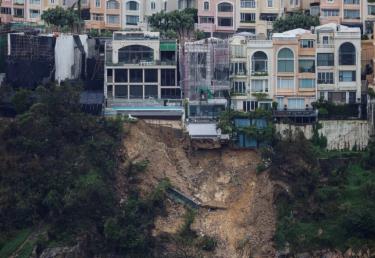 Những ngôi nhà sang trọng trên Bán đảo Redhill ở Hong Kong rơi vào tình trạng bất ổn sau vụ sụt lở đất hôm 8/9. Ảnh: Reuters