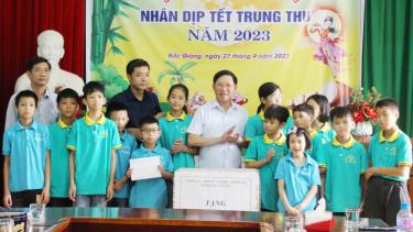 Đồng chí Lê Ánh Dương tặng quà Cơ sở 2 - Cơ sở Bảo trợ xã hội tỉnh nhân dịp Tết Trung thu