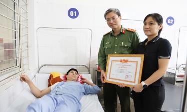 Đại tá Nguyễn Quốc Toản trao tặng Giấy khen ghi nhận những thành tích xuất sắc trong phòng, chống lụt bão của Thượng úy Đinh Văn Cường.