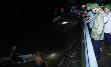 Đồng chí Lê Ánh Dương trực tiếp chỉ đạo khắc phục rò rỉ cánh Cống Bún.