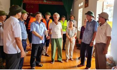 Đồng chí Lê Minh Trí thăm hỏi, động viên người dân thôn Long Khánh, xã Trí Yên (Yên Dũng) phải di dời khỏi nhà do ngập lụt.