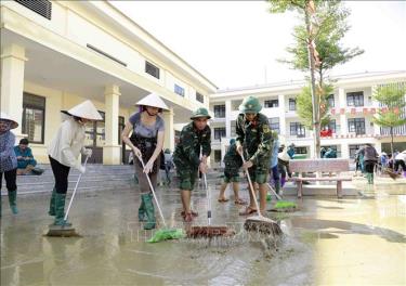 Lực lượng bộ đội tham gia dọn dẹp trường học sau lụt bão tại xã Sơn Đông, huyện Lập Thạch, tỉnh Vĩnh Phúc. Ảnh: Hoàng Hùng/TTXVN