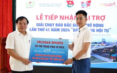 Đồng chí Trịnh Văn Ánh tiếp nhận tài trợ từ Công ty cổ phần Venicii Việt Nam.