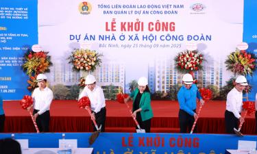 Các đại biểu thực hiện nghi lễ khởi công dự án.
