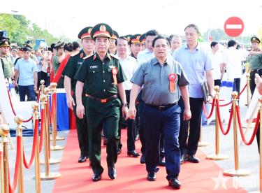 Thủ tướng Chính phủ Phạm Minh Chính, Đại tướng Phan Văn Giang và các đại biểu tại lễ khánh thành cầu Phong Châu mới.