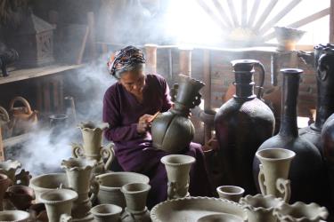 Nghệ nhân gốm Bàu Trúc tạo tác sản phẩm. Ảnh: TN