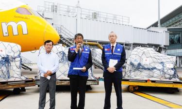 Đại diện Việt Nam và Nhật Bản tại buổi lễ bàn giao hàng cứu trợ khẩn cấp ngày 13/10.
