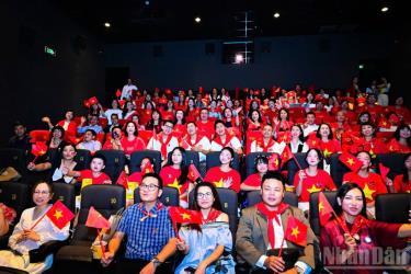 Khán giả phủ đỏ rạp chiếu phim với cờ đỏ sao vàng.