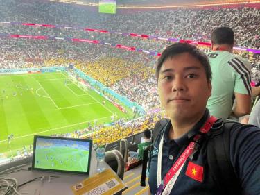 Nhà báo Hoàng Trí Công - Tạp chí Bóng đá tác nghiệp ở một trận đấu tại World Cup 2022. Ảnh: NVCC