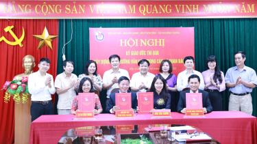 Đại diện lãnh đạo Hội Nhà báo tỉnh Bắc Giang và các cơ quan báo chí ký giao ước thi đua