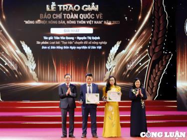 Đồng chí Bùi Thị Minh Hoài - Bí thư Trung ương Đảng, Trưởng Ban Dân vận Trung ương; đồng chí Lương Quốc Đoàn – Uỷ viên Trung ương Đảng, Chủ tịch Ban Chấp hành Trung ương Hội Nông dân Việt Nam trao giải Nhất cho loạt bài: