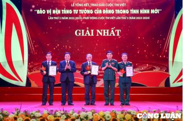 Đồng chí Đại tướng Phan Văn Giang và đồng chí Nguyễn Xuân Thắng trao thưởng cho các tác giả đoạt giải Nhất của Cuộc thi viết