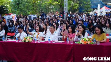 Các đại biểu dự Ngày hội Tư vấn Tuyển sinh - Hướng nghiệp - Việc làm của Học viện Báo chí và Tuyên truyền tổ chức. Ảnh: Lê Tâm