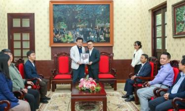 Đồng chí Lê Quốc Minh, Ủy viên Trung ương Đảng, Tổng Biên tập Báo Nhân Dân, Phó Trưởng Ban Tuyên giáo Trung ương, Chủ tịch Hội Nhà báo Việt Nam tiếp ông Park Jong Huyn, Chủ tịch Hội Nhà báo Hàn Quốc. Ảnh: Sơn Hải