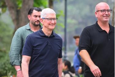 CEO Tim Cook đi dạo tại bờ hồ Hoàn Kiếm vào sáng nay. Ảnh: Giang Huy/AFP