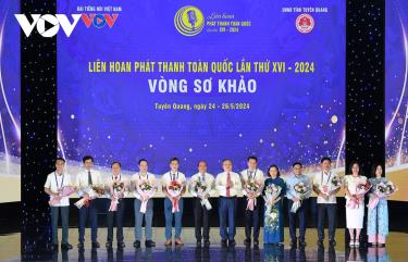 Đồng chí Đỗ Tiến Sỹ, Uỷ viên BCH Trung ương Đảng, Đại biểu Quốc hội, Tổng Giám đốc Đài Tiếng nói Việt Nam, Chủ tịch Liên hoan Phát thanh toàn quốc lần thứ XVI- 2024 tặng hoa cho các thành viên Ban Giám khảo. Ảnh: VOV