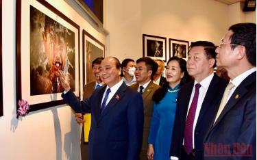 Chủ tịch nước Nguyễn Xuân Phúc và các đại biểu tham dự triển lãm. Ảnh: Trần Hải