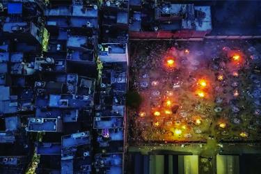 Một trong những bức ảnh xúc động nhất từ trước đến nay, bức ảnh này cho thấy một bãi hỏa táng hàng loạt người chết do COVID-19 vào ngày 22 tháng 4 năm 2021. (Bức ảnh nằm số loạt ảnh giúp Siddiqui đoạt giải Pulitzer 2022).